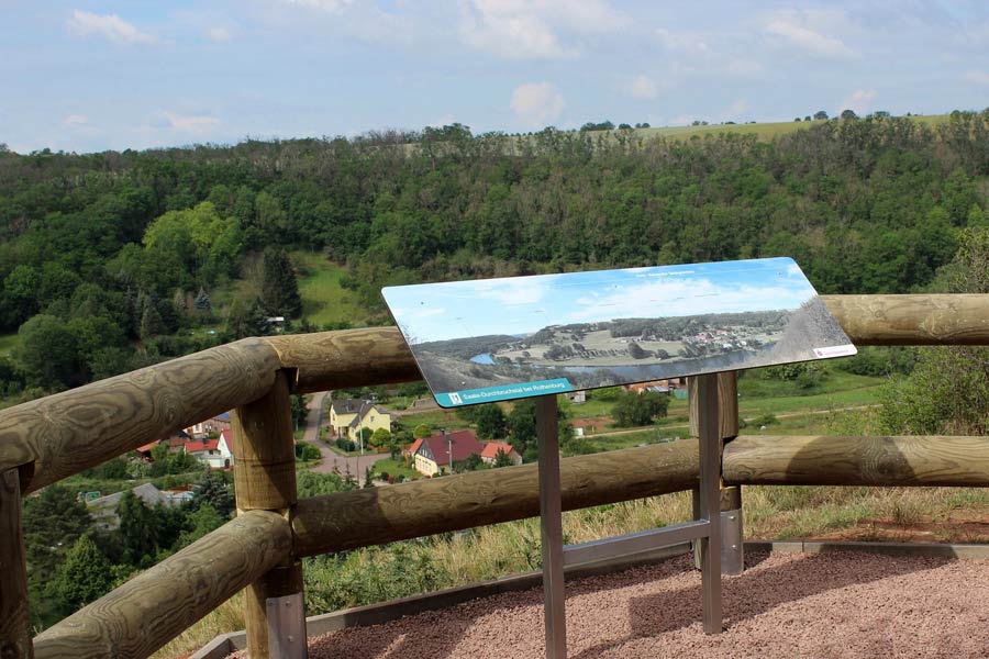Die-Panoramatafel-des-Aussichtspunktes